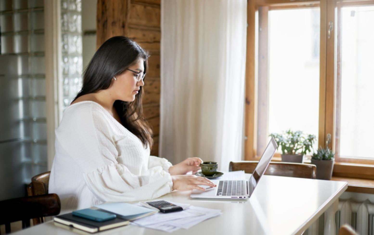 Technique de pose d'ongles acryliques avec application précise